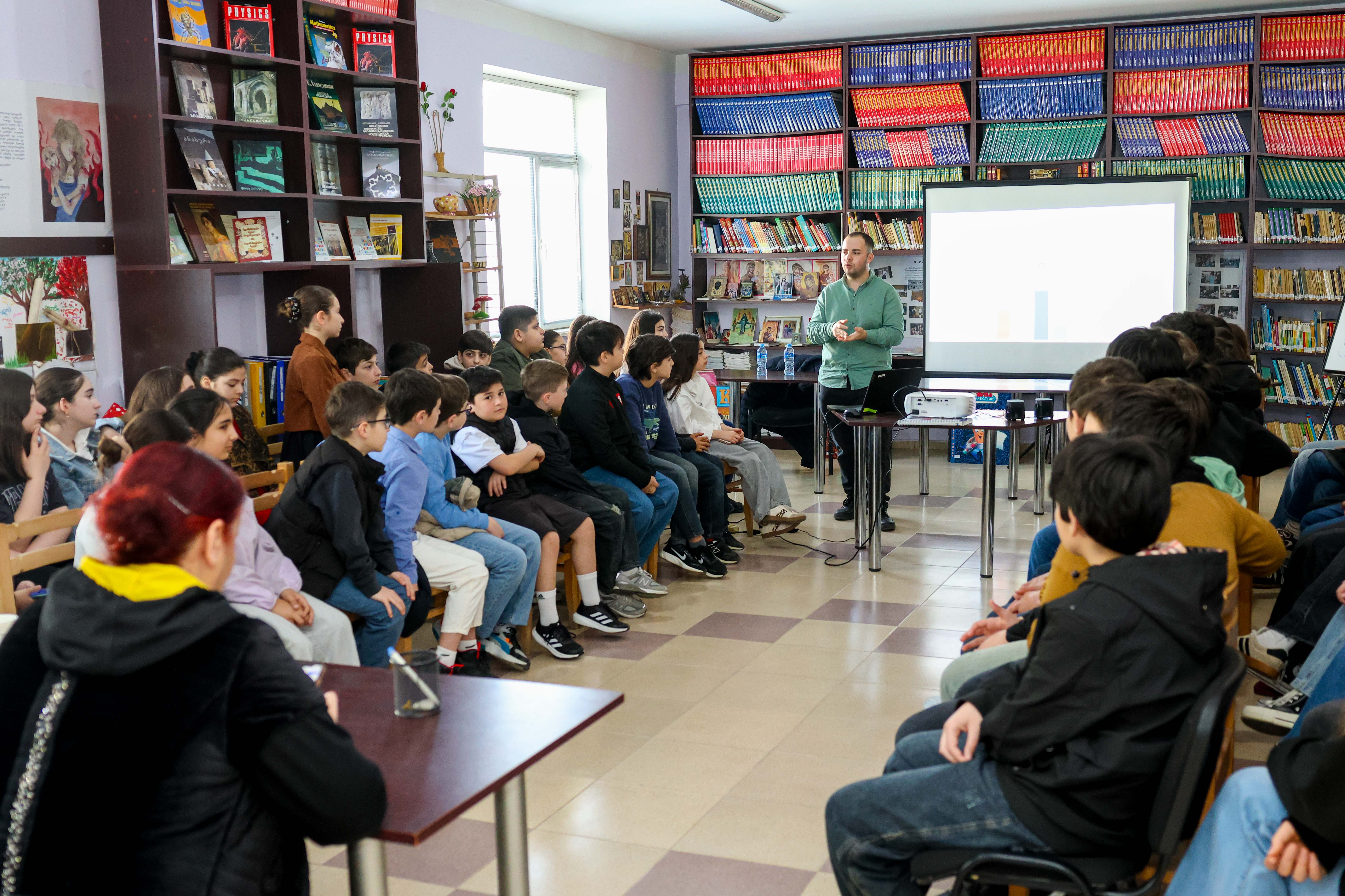 თბილისის 180-ე საჯარო სკოლაში დედამიწის დღისადმი მიძღვნილი საინფორმაციო-შემეცნებითი შეხვედრა გაიმართ