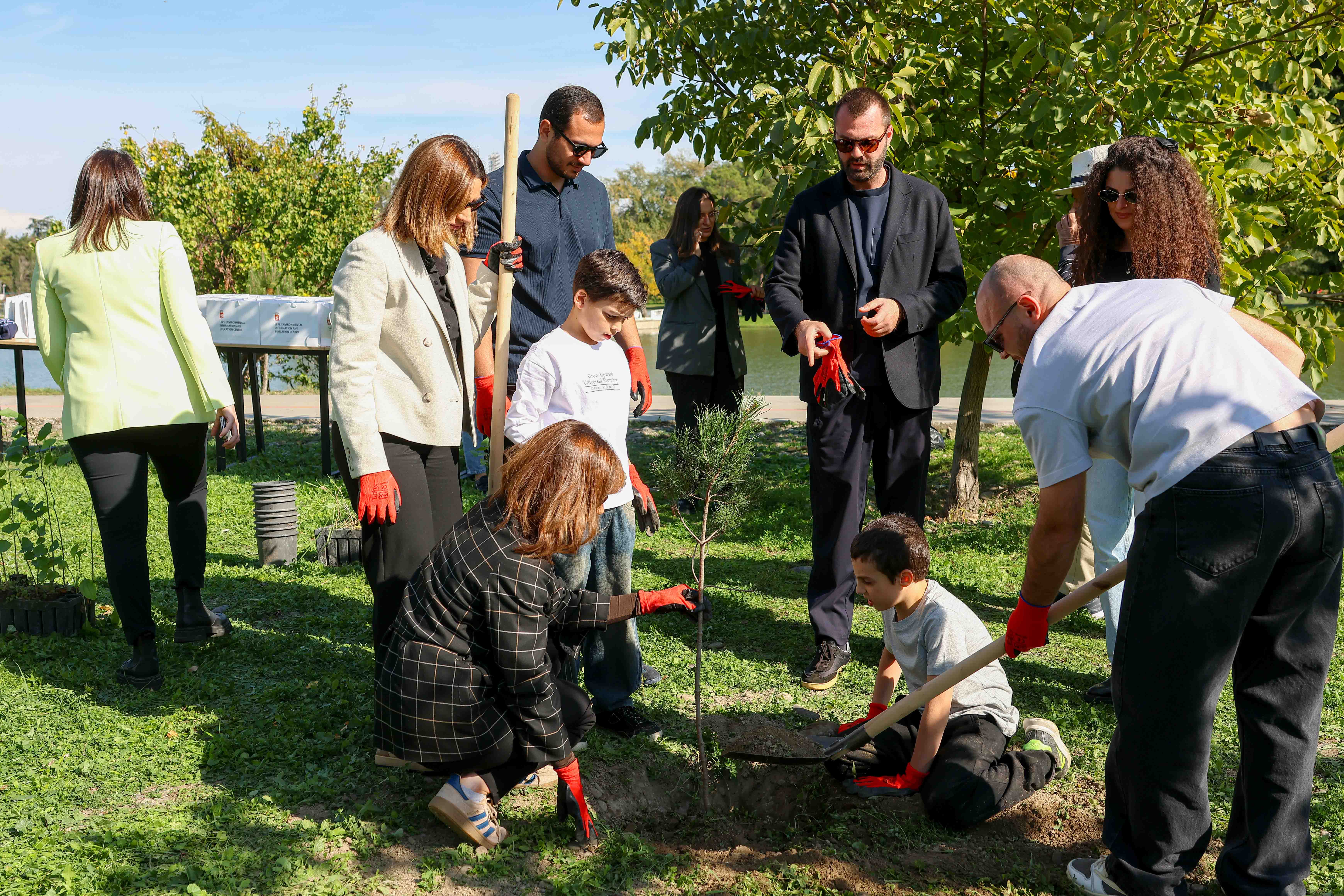 გარემოსდაცვითი ინფორმაციისა და განათლების ცენტრის ორგანიზებით, რუსთავში ხის დარგვის საერთაშორისო დღე აღინიშნა